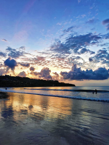 バリ島ジンバラン｜オレンジ色の海辺の夕日を追いかけて | Trip.com バリ島