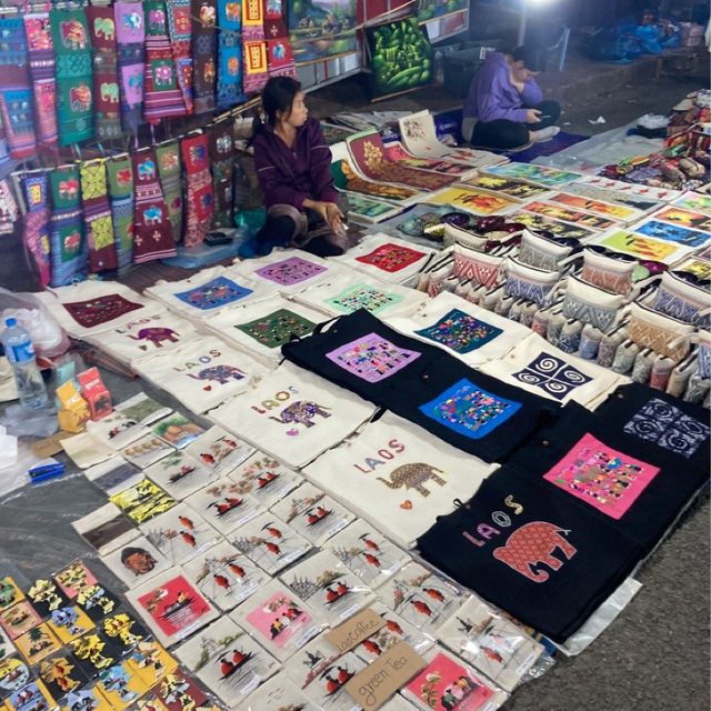 ルアンバパーンの夜の定番スポットLuang Prabang Night Market