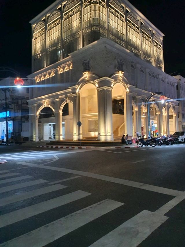 ถ่ายรูปตอนกลางคืนที่ Phuket old town🌃