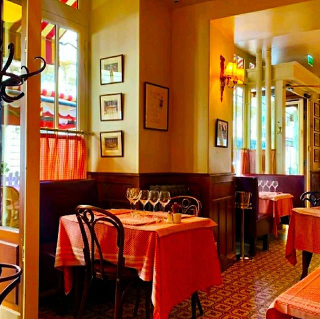 AUTHENTIC PARISIAN RESTAURANT!