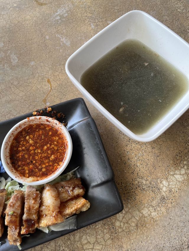태국 미슐랭 맛집이 1600원? 안찬꽃을 이용한 파란 면요리가 있는 곳 안찬누들