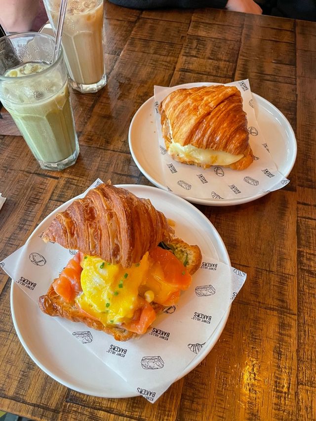 It's café o'clock 🕰️🍵🥐☕️