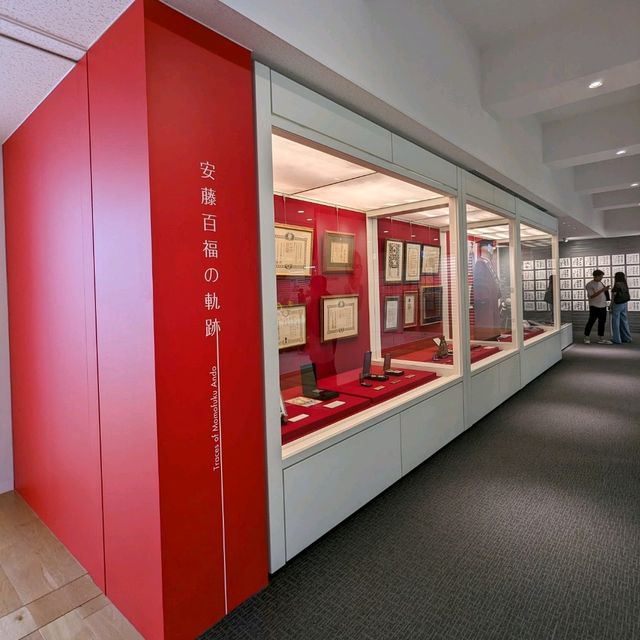 カップヌードルミュージアム、売店、展示品、安藤百福さんの色紙や私物の展示コーナー