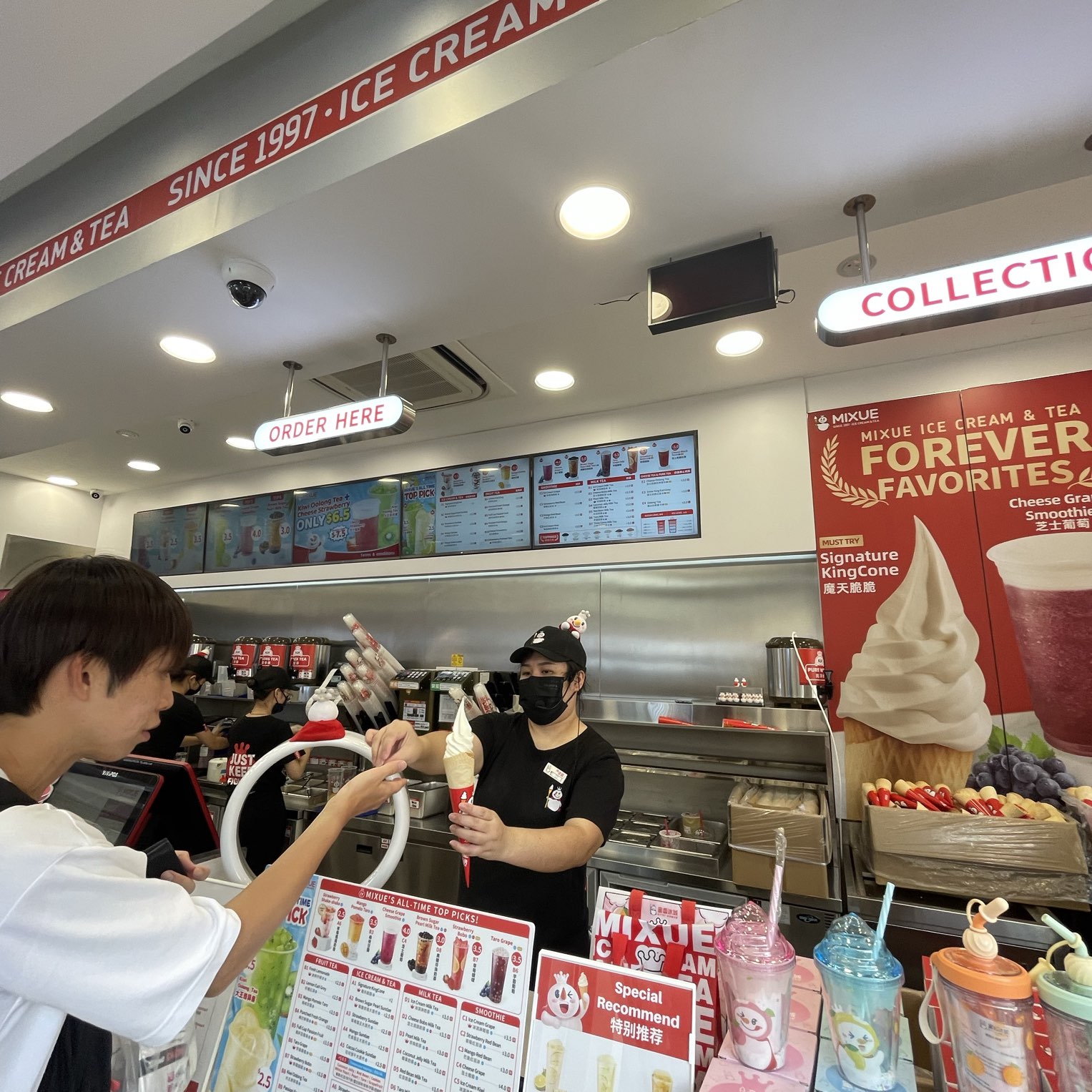 1ドル絶品！ソフトクリーム シンガポールMIXUEタピオカティー屋