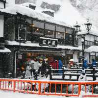 หมู่บ้านน้ำพุร้อนโบราณสุดคลาสสิกของญี่ปุ่น ❄️🇯🇵