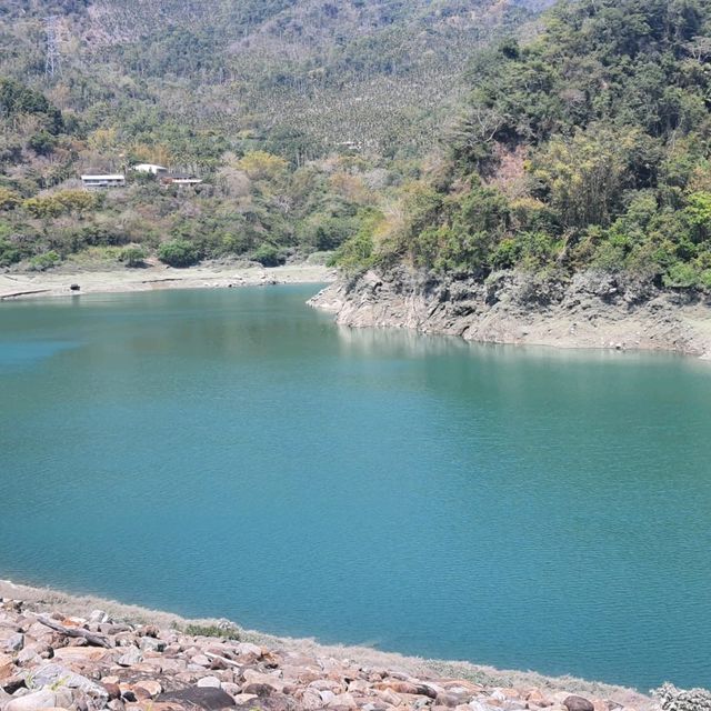 南投山谷間碧綠水庫【明潭水庫】