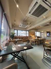觀塘工廠大廈都有高質Cafe! 中午超多上班族到訪！