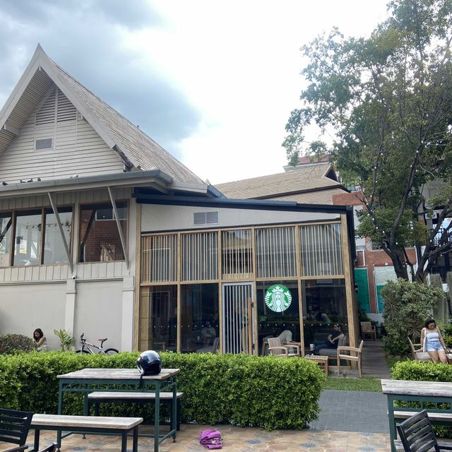 대형 체인 커피숍이지만 치앙마이의 스타벅스는 예쁘다 🏡 
