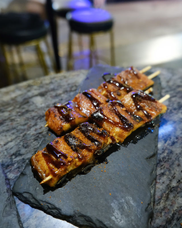 與朋友聚會。摸下杯底食下串燒