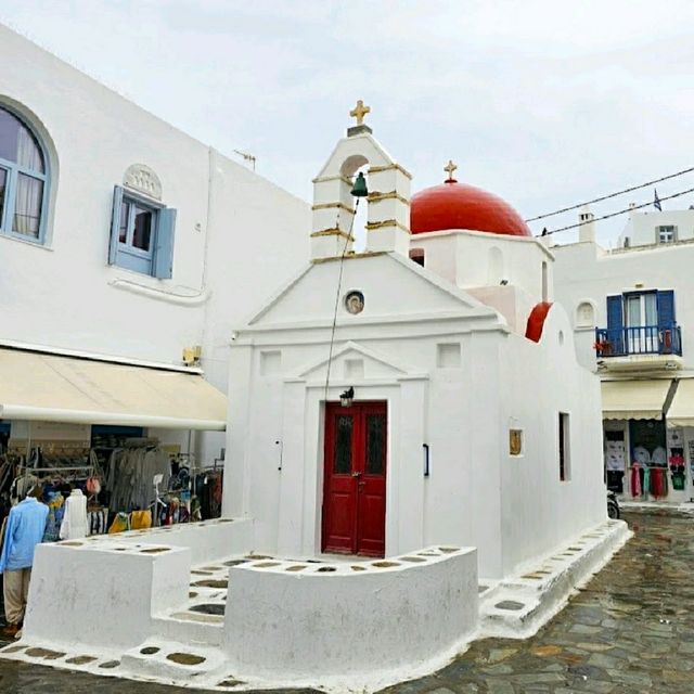 BRIGHT AND COZY CAFÉ IN MYKONOS!