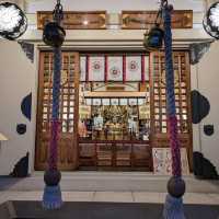 曽根崎横丁の露天神社…通称お初天神は、夜のライトアップが綺麗な神社