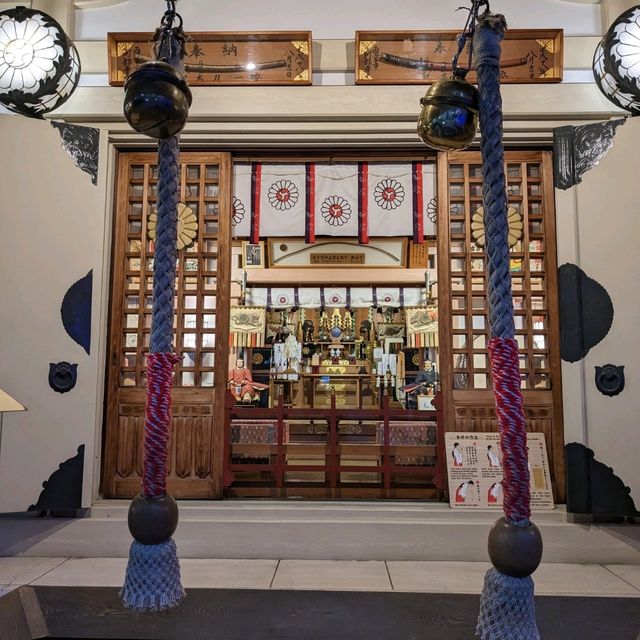曽根崎横丁の露天神社…通称お初天神は、夜のライトアップが綺麗な神社