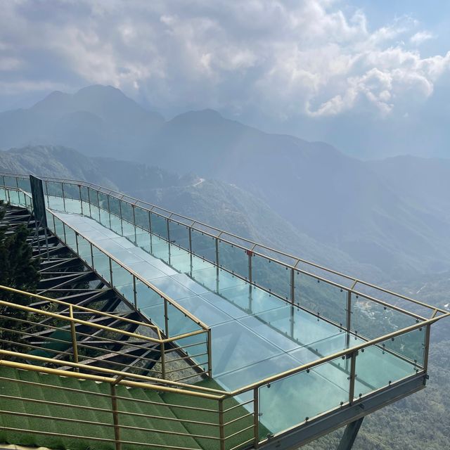 สะพานแก้วมังกรเมฆ (Glass Bridge Rong May)