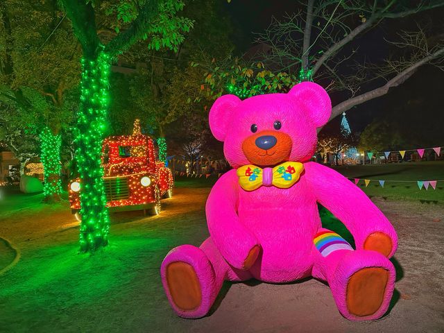 福岡・天神。クリスマスイルミネーションで華やかな『天神中央公園』