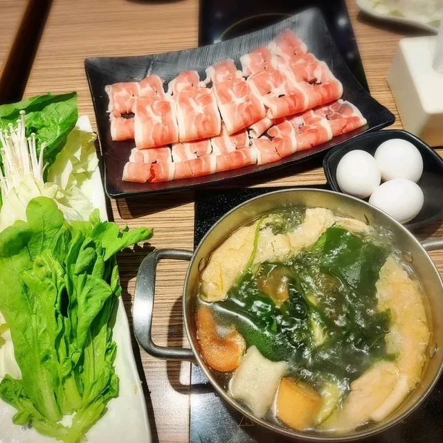 超美味食材新鮮澎湃，自助吧豐盛火鍋🍲