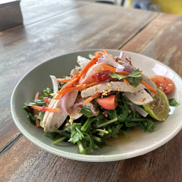 เจ๊แหม่ม ส้มตำลอยฟ้า