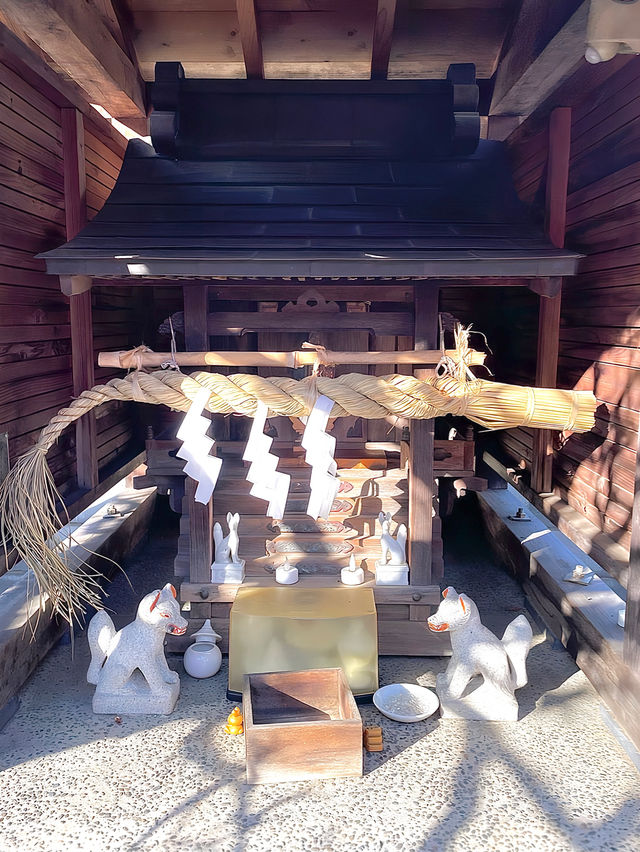 【藤原稲荷神社/東京都】紅白の梅の木が見守る