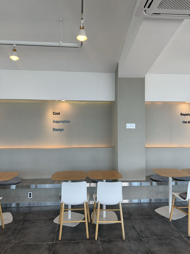 오션뷰와 죽성드림세트장 뷰의 감성 카페 죽성드림 커피