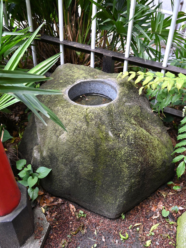 【草分稲荷神社/東京都】木彫りの恵比寿様と大黒様が見守る