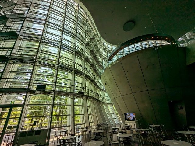日本東京-如波浪般的宏偉壯闊：國立新美術館