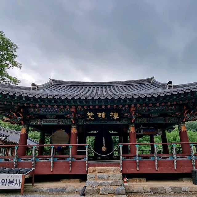 저승길이 편해진다는 대웅전기둥이 있는 절