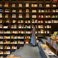 泊まれる本屋📕