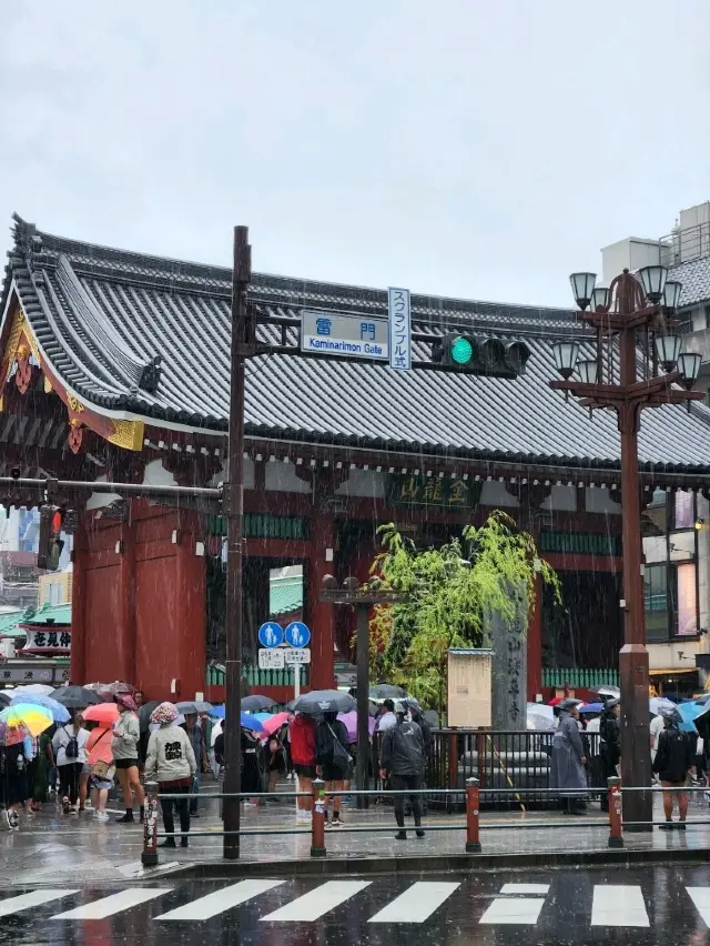 仲見世通，從美味佳餚到雜貨應有盡有。