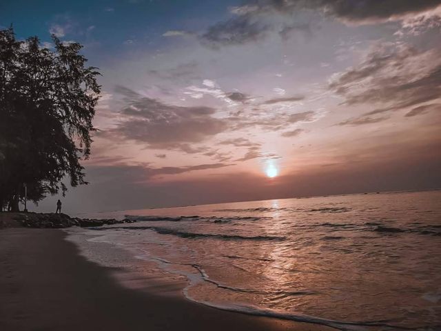 นั่งชิลที่หาดเจ้าสำราญ