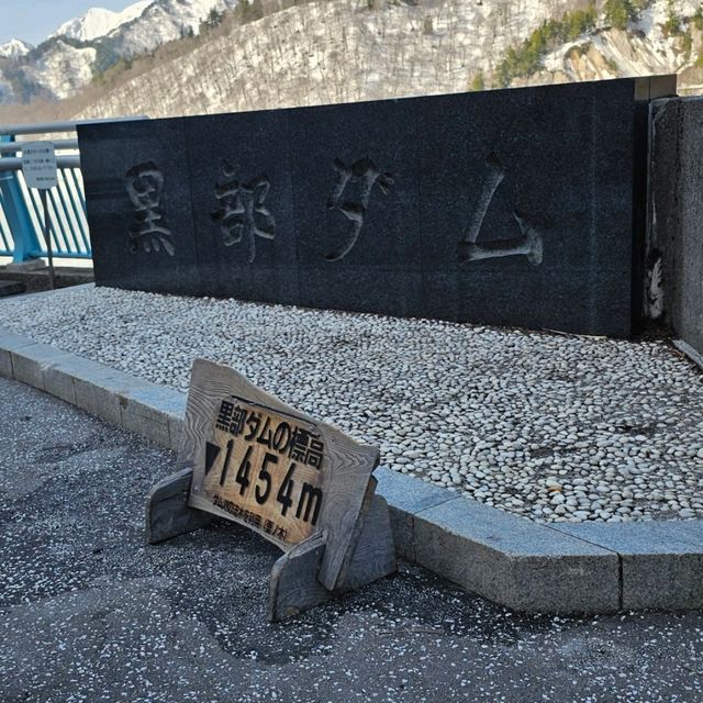 四月融雪的黑部湖，冰雪與湖水交織的絕美景致