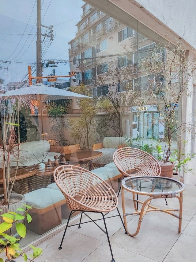 도심 속 휴가지 같은 연남동 대형 카페 < PITC >