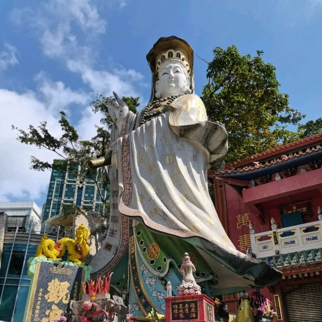 ไหว้ขอพรเจ้าแม่กวนอิมริมทะเลที่ Repulse Bay
