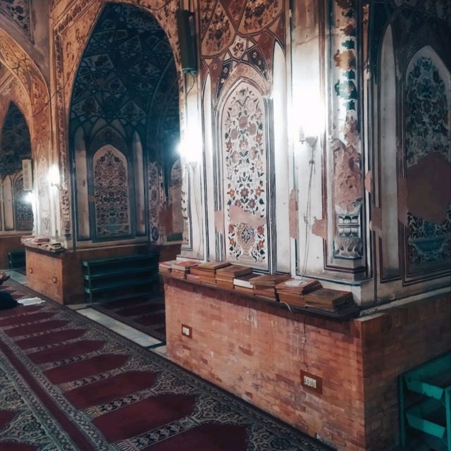 THE ICONIC AND HISTORIC MOSQUE.