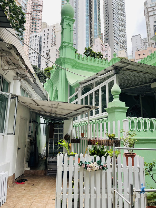 "探索香港古蹟之美：些利街清真寺 - 透視回教文化寶藏" 🕌📸🌟