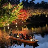 弘前城渡船賞夜楓，燈火楓紅醉是浪漫