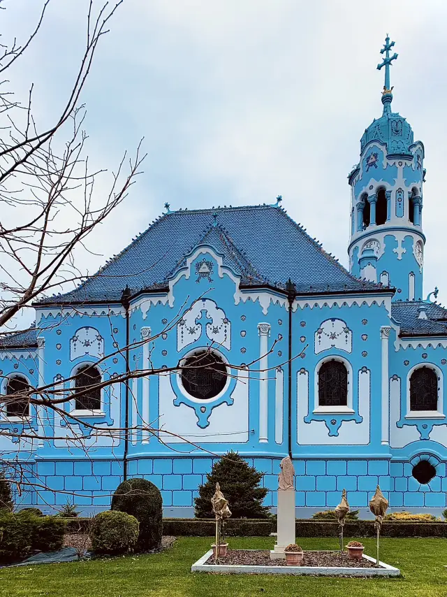🇸🇰 Slovakian Colors - Blue Church Corner of Bratislava 💙❤️💛