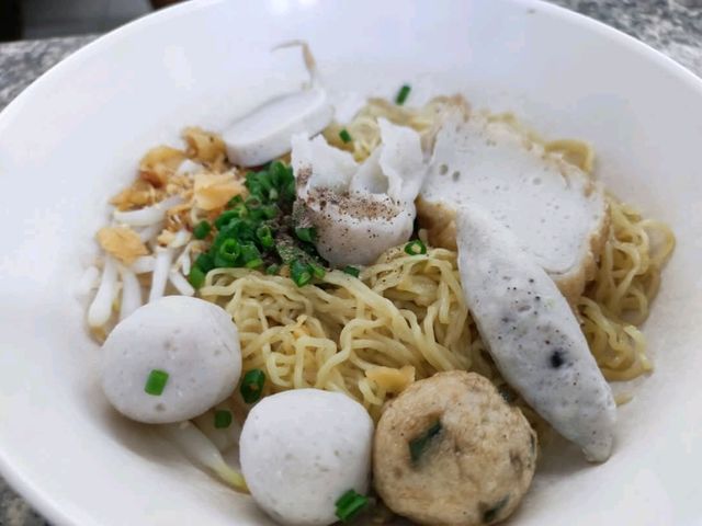 ก๋วยเตี๋ยวเมืองแปดริ้ว ลูกชิ้น คือ ดีจริง อร่อยมาก