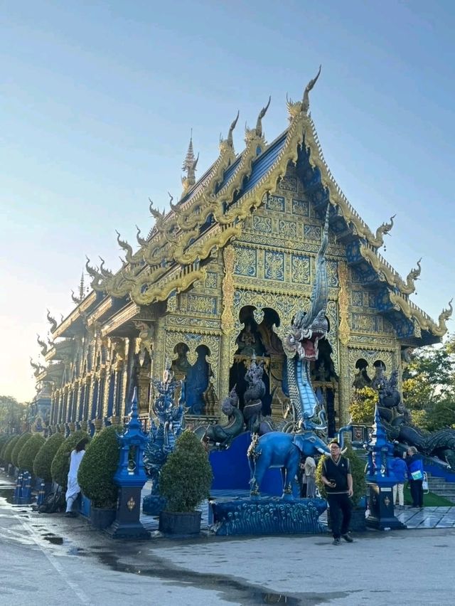 清萊藍廟，色彩斑斕的耀眼湛藍廟宇
