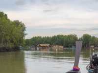 ร้านอาหารซีฟู้ดบนกะชังในเมืองกระบี่ 