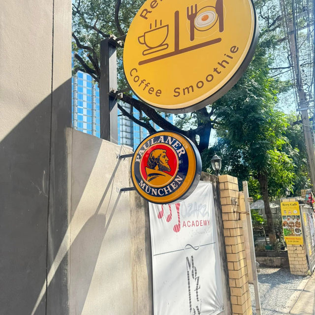 คาเฟ่ร่มรื่นในซอยลาดพร้าว 26 Pet Friendly 