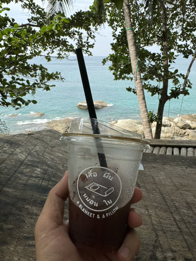 เสื่อผืนหมอนใบ คาเฟ่ริมทะเลภูเก็ต นั่งชิลรับลมทะเล