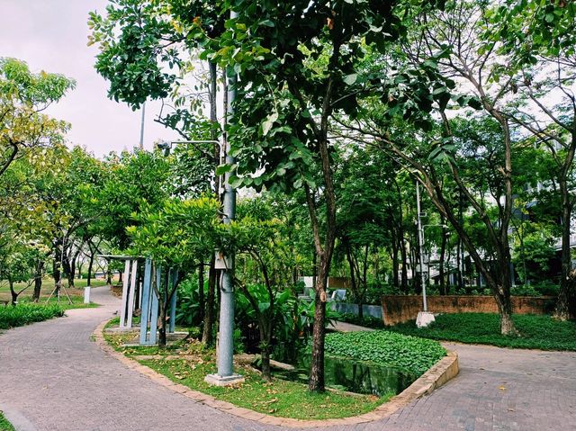 泰國曼谷市中心著名城市綠洲湖泊公園景點：朱拉隆功大學百年世紀公園，歐式園林藝術風格，適合打卡拍照📸親子遊