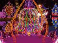 สวนสนุกสีสันยามค่ำคืนบนหาดกมลา 