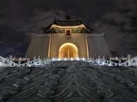 Chiang Kai-Shek Memorial Hall ในยามค่ำคืน