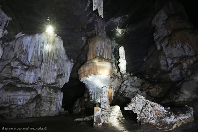 เที่ยวถ้ำพุหวาย อุทัยธานี