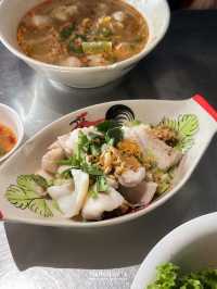 แซว ก๋วยเตี๋ยวริมทางคนแน่นย่านทองหล่อ