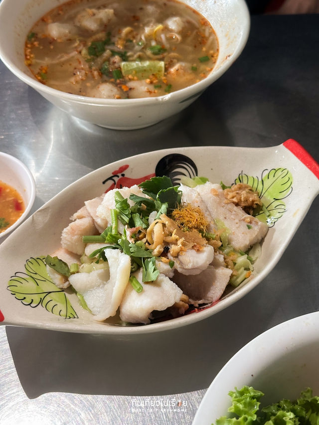 แซว ก๋วยเตี๋ยวริมทางคนแน่นย่านทองหล่อ