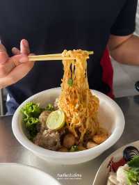 แซว ก๋วยเตี๋ยวริมทางคนแน่นย่านทองหล่อ