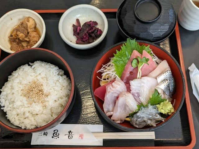 三崎漁港で海鮮を食べる