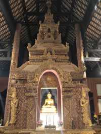 สักการะพระพุทธสิหิงค์ วัดพระสิงห์