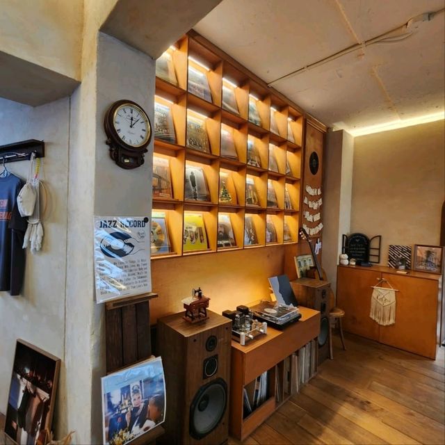 LISTEN PAGE CAFE